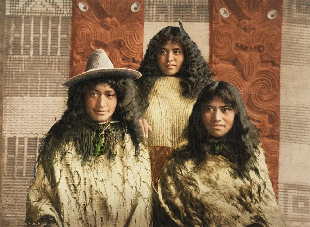 A pretty trio of Maori girls