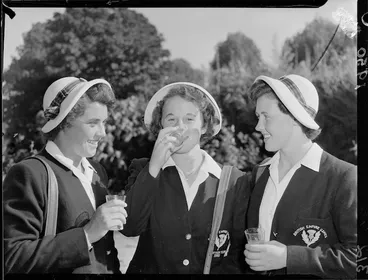 Image: Scottish swimmers Elizabeth Turner, Helen Gordon, and Margaret Girvan at a garden party, Government House, Auckland