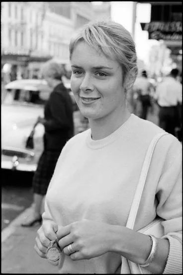 Image: Street photo, Queen Street, Auckland, 1960