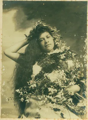 [Woman in feather cloak and flowers]