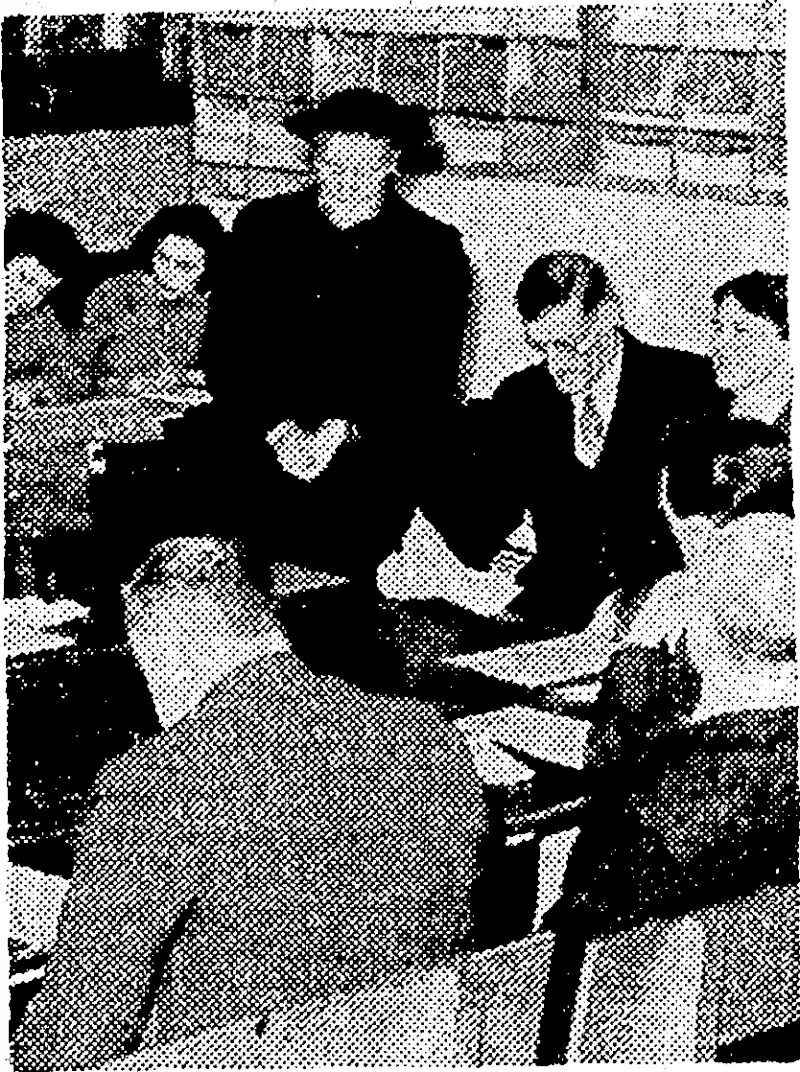 Mrs. Fraser, ivlfe of the Prime Minister, declaring open a conference on posi-war education, which started this morning at the Correspondence School, formerly the old Terrace School, -Clifton Terrace. (Evening Post, 20 July 1943)