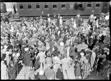 Image: Arrival of the Southern Cross at Blenheim. Crowd scene