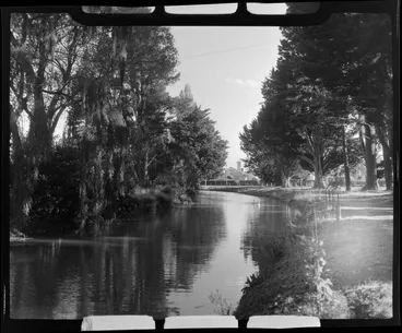 Image: Christchurch Botanic Gardens, featuring the Avon River
