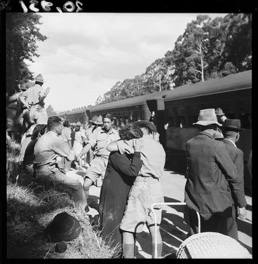 Image: Crowd at Rotorua Railway Station prior to departure of troops for active service