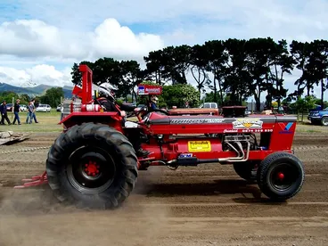 Image: Tractor Pulling