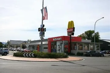 Chapel Street/Lincoln Road intersection : digital image