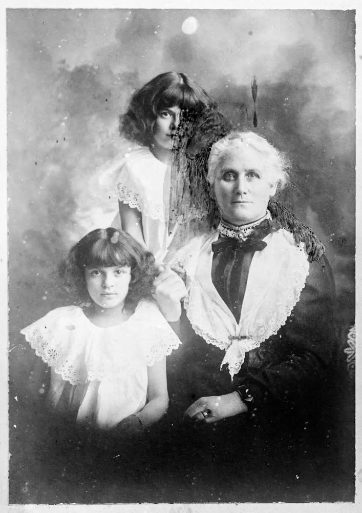 Two girls and a woman, 1909
