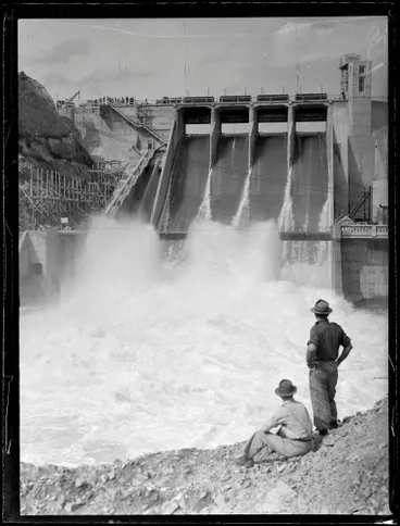 Image: Karāpiro Hydroelectric Power Station construction, 1947