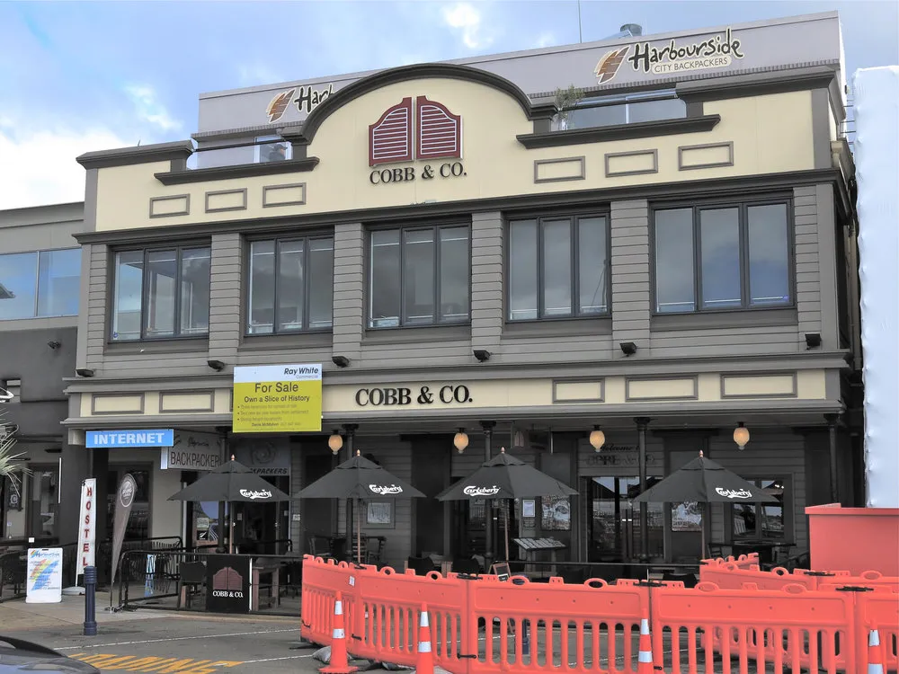 Cobb & Co, 105 The Strand