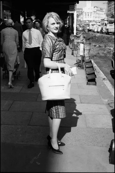 Image: Street photo, Queen Street, Auckland, 1960