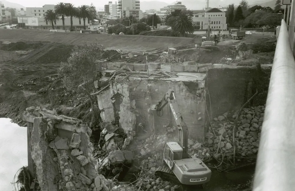 Ewen gateway construction: (12) Demolition of old bridge pillars