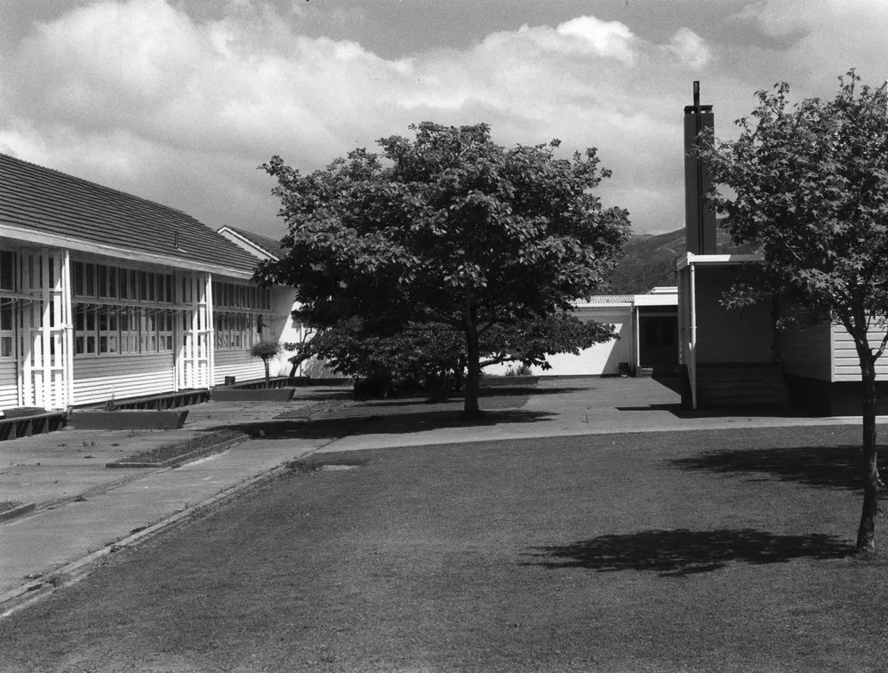 Heretaunga College buildings; courtyard.