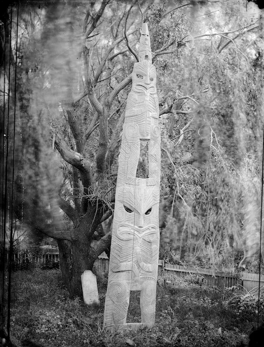 Maori carved figure and grave, Wanganui district