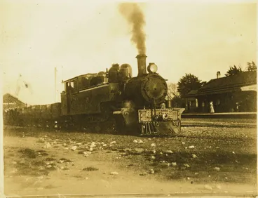 Image: Ww or Wg Class locomotive shunting wagons at Upper Hutt.