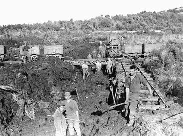 Image: Gum diggers at Sweetwater