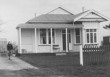 Image: Rose Couling delivering 'Meals-on-wheels' to house in Bryce Street