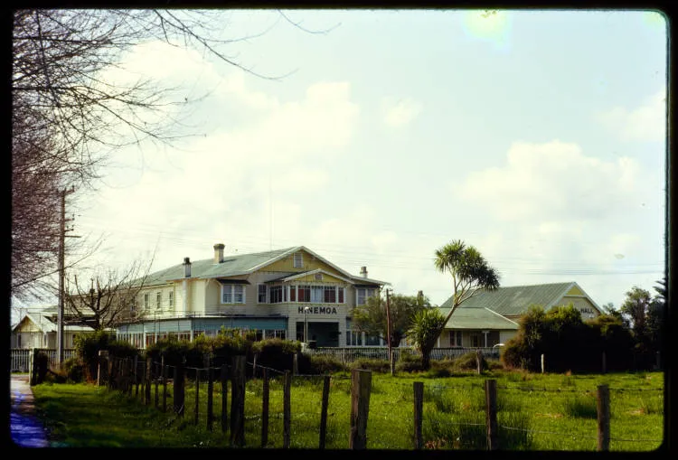 Hinemoa Hotel, Parakai