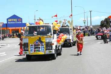 Image: Photographs of 2003 Santa and Christmas Parade, Greymouth