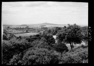 Image: [Landscape overlooking Tamakimakaurau/Auckland and the Waitemata Harbour]