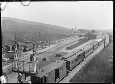 Image: Passenger train at the racecourse platform, Wingatui Junction
