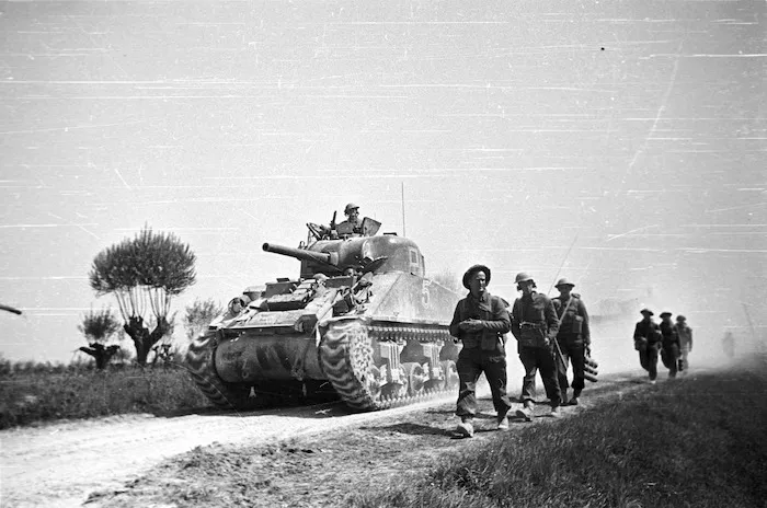 Kaye, George 1914-:New Zealand infantry and tanks of 26th Battalion advancing at Zagonara in the Senio sector, Italy