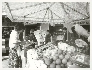 Image: Garden Place Fruit Barrow, Hamilton