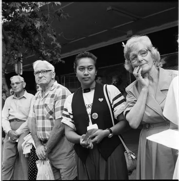 Image: Spectators at the Auckland Racing Club parade, Queen Street, 1989