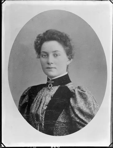 Image: Vignetted portrait of an unidentified woman, possibly Christchurch district