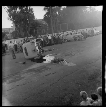 Image: Three-car accident on High Street, Lower Hutt