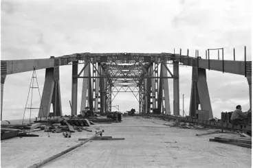 Image: Construction of the Auckland Harbour Bridge, 1958