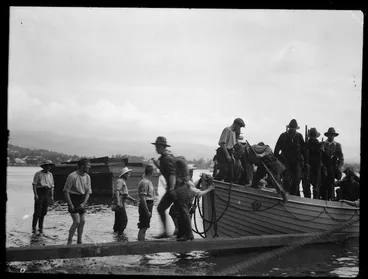 Image: New Zealand troops arriving to annex Samoa for Britain during World War I