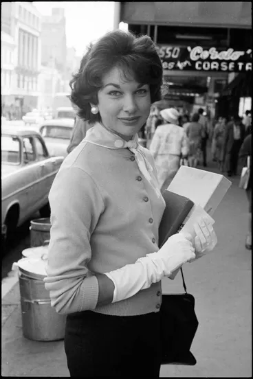 Image: Street photo, Queen Street, Auckland, 1960