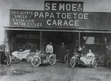 Image: Bert Moe's garage, Papatoetoe, ca 1916.