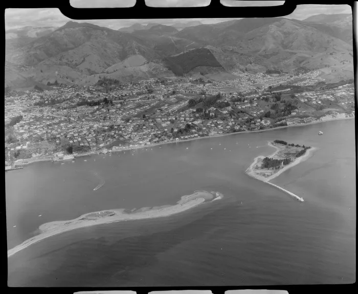 Nelson, includes Boulder Bank sandbar, boats, housing and farmland