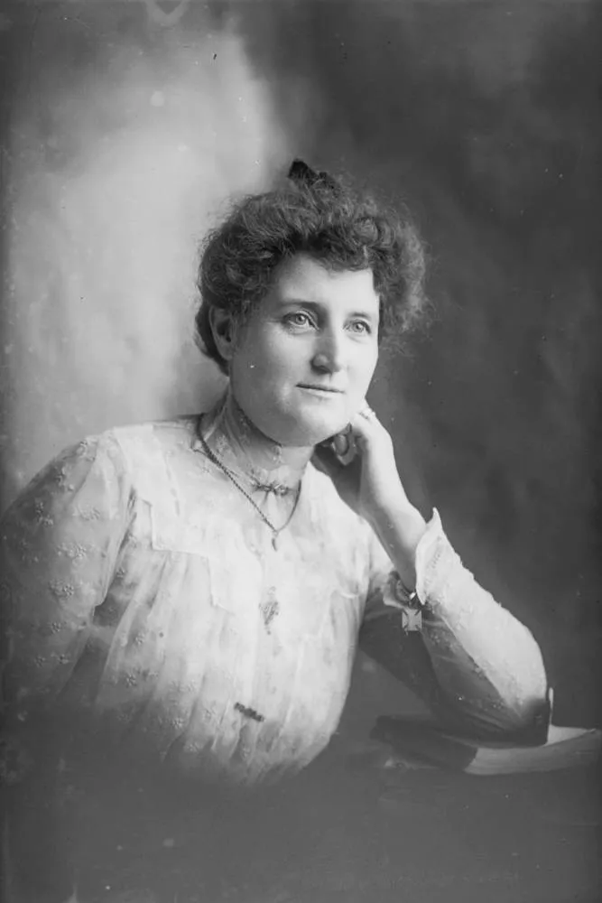 Mrs Moore, 1909