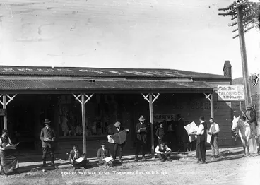 Image: People reading the war news in Tokomaru Bay