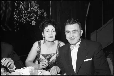 Image: The Hi Diddle Griddle Restaurant, Karangahape Road, 1960