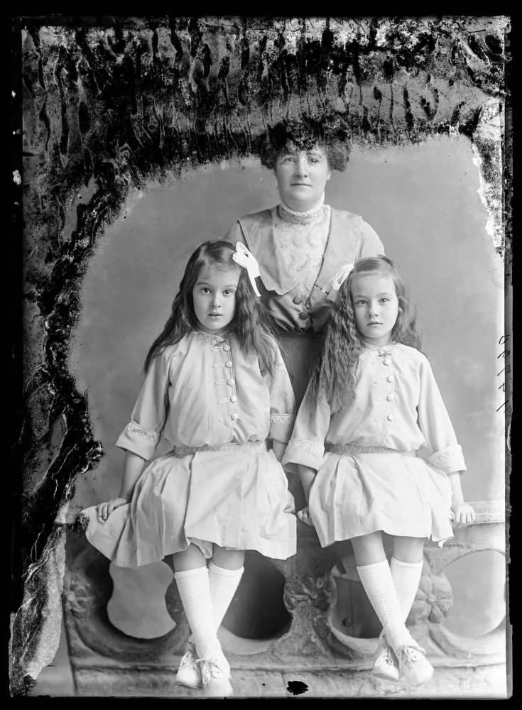 Mrs Langton and two children, 1913