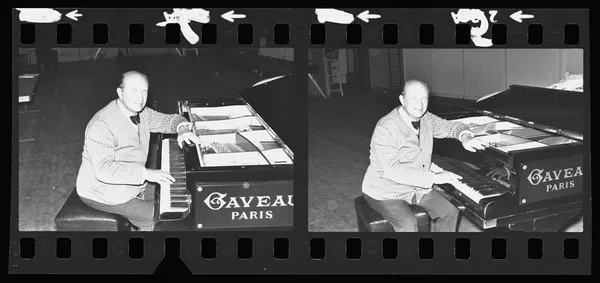 Pianist Niedzielski sitting at a piano