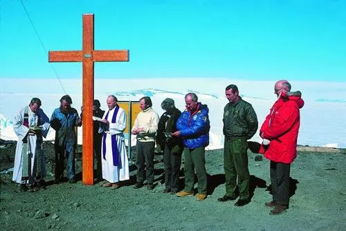 Initial Erebus memorial services