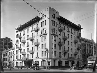 Image: Midland Hotel, on the corner of Lambton Quay, and Johnston Street, Wellington
