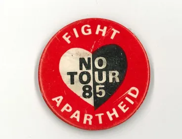 Image: Badge – Fight Apartheid No Tour 85
