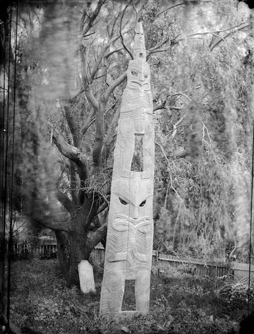 Image: Maori carved figure and grave, Wanganui district