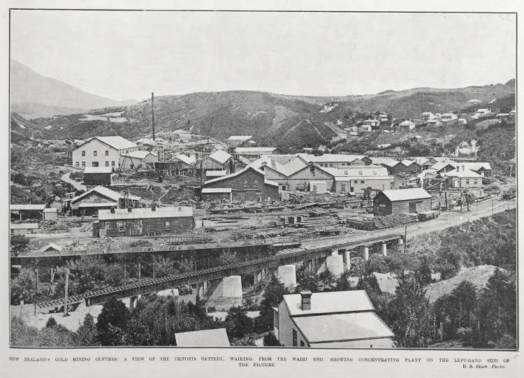 NEW ZEALAND'S GOLD MINING CENTRES: A VIEW OF THE VICTORIA BATTERY, WAIKINO, FROM THE WAIHI END, SHOWING CONCENTRATING PLANT ON THE LEFT-HAND SIDE OF THE PICTURE