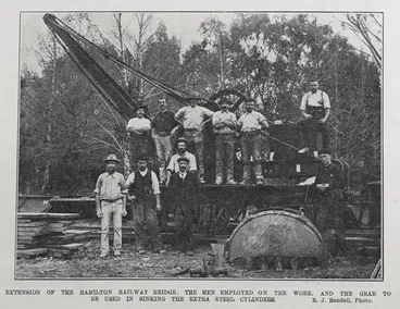 Image: EXTENSION OF THE HAMILTON RAILWAY BRIDGE: THE MEN EMPLOYED ON THE WORK, AND THE GRAB TO BE USED IN SINKING THE EXTRA STEEL CYLINDERS