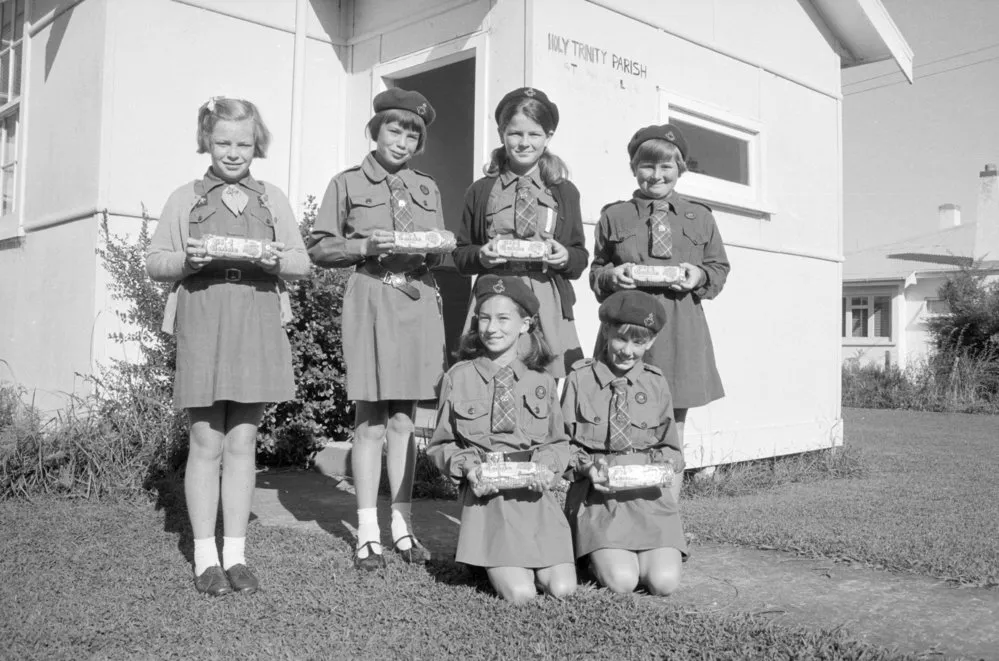 Guides' Biscuits... : six girls