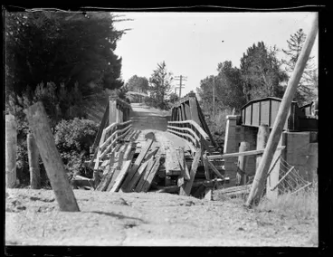 Image: Collapsed bridge, Napier Earthquake, 1931