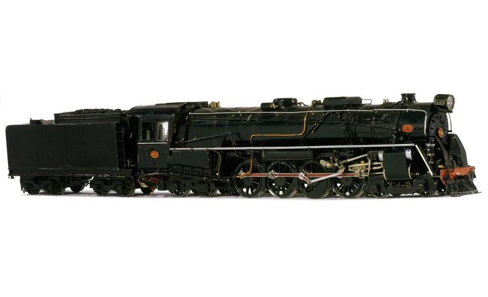 Model steam locomotive and tender