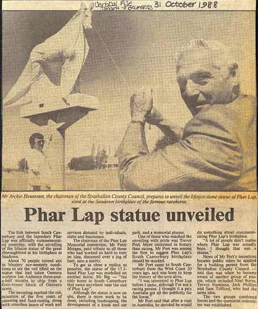 Image: Phar Lap statue unveiled