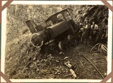 Image: Hector derailed, Nihotupu Dam, 1922